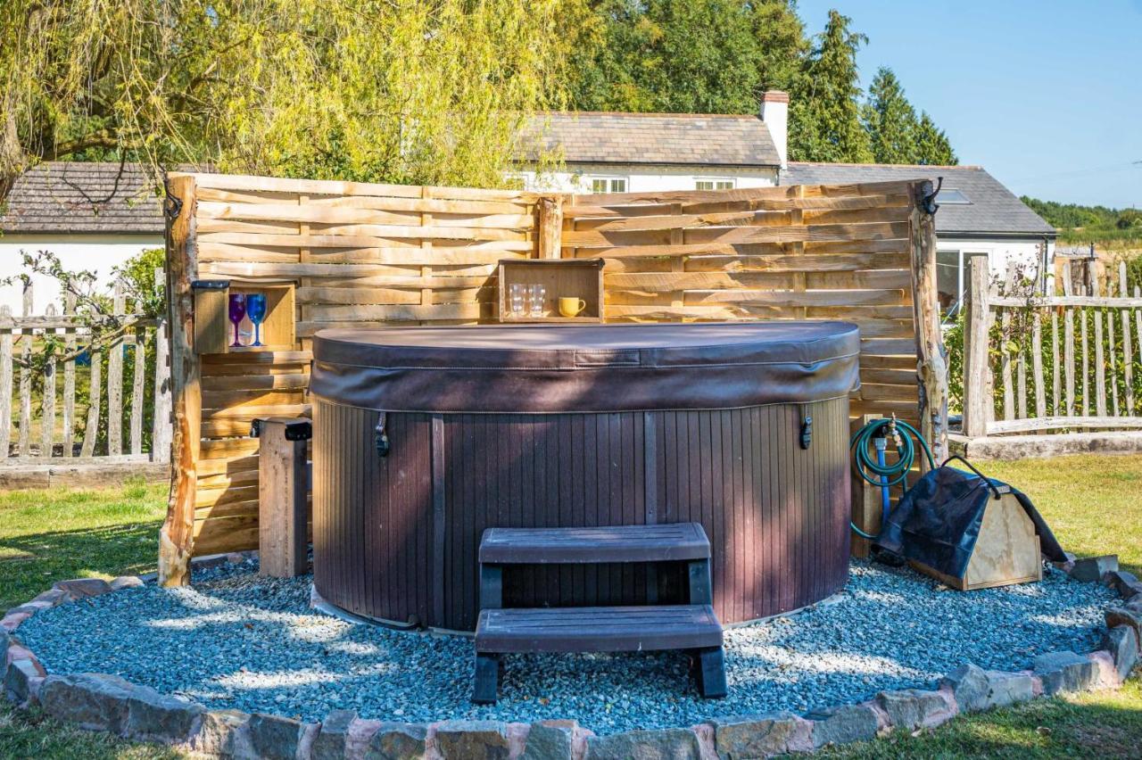 The Hideaway Hut - 1 Bed Shepherds Hut - هيريفورد المظهر الخارجي الصورة